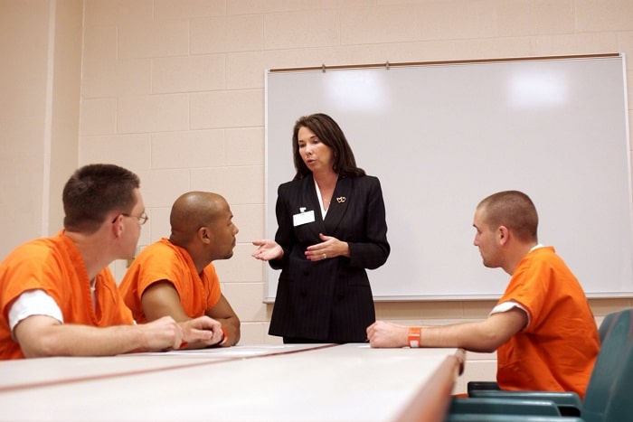 Government programs that help convicted felons get a job